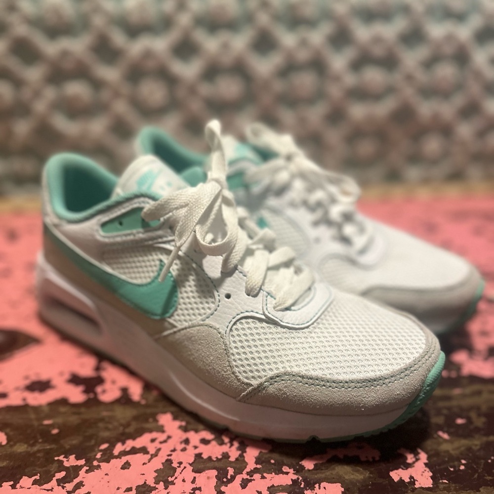 White and teal Women’s NIKE Airmax Sz 7.5